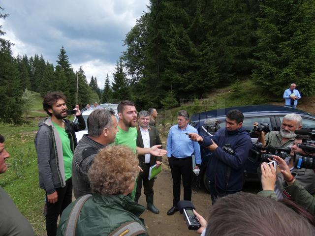 Reprezentanții organizației de mediu și cei ai RNP Romsilva, la locul unde au fost reclamate presupuse ilegalități
