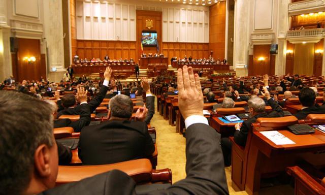 Moțiunea de cenzură a fost adoptată, ieri, în plenul reunit al Parlamentului, cu 238 de voturi „pentru”. Foto: ziarmm.ro