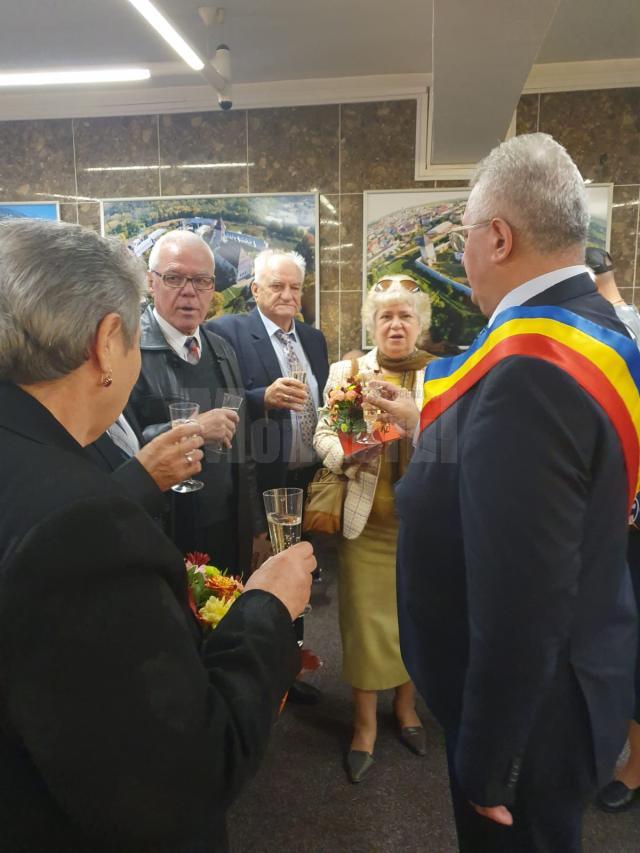 Primarul Ion Lungu si o parte dintre cuplurile de aur sărbătorite sâmbătă 2