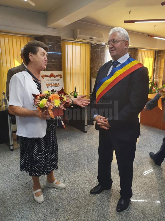 20 de cupluri care au împlinit 50 de ani de căsătorie, sărbătorite sâmbătă la Primăria Suceava