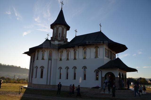 Biserica din parohia Dărmăneşti II a primit veşmântul sfinţirii