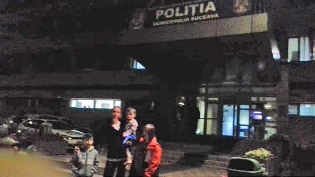 Mariana Matei şi cei trei copii în faţa sediului Poliţiei municipiului Suceava