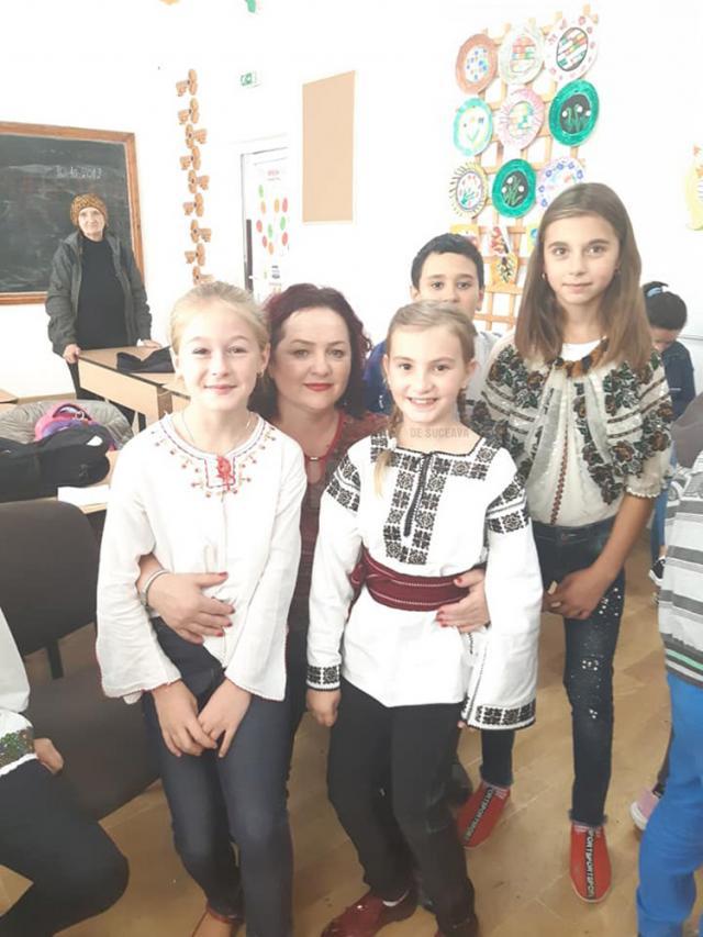Violeta Țăran alături de o parte din copiii care au participat la evenimentul "Fantezie de toamnă"