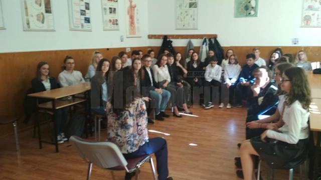 Echipa Salvaţi Copiii, în vizită la Colegiul “Lațcu Vodă” Siret, la o „Oră de Net”