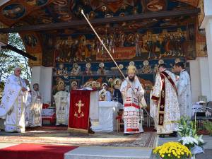 PS Damaschin a sfinţit altarul de vară al Parohiei Sfânta Vineri din Suceava