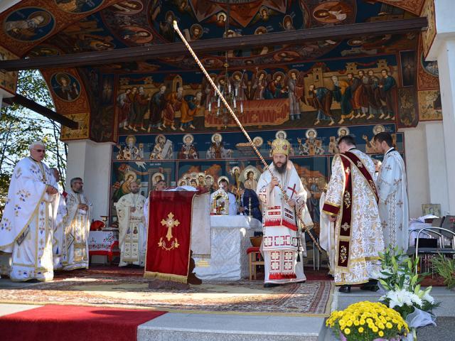 PS Damaschin a sfinţit altarul de vară al Parohiei Sfânta Vineri din Suceava