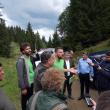 Reprezentanții Greenpeace România și șeful OS Vama, Gelu Puiu, împreună cu unii reclamanți, la locul unde au fost semnalate posibilele ilegalități