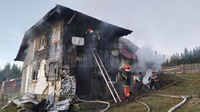 În urma incendiului, locuinţa a fost grav avariată