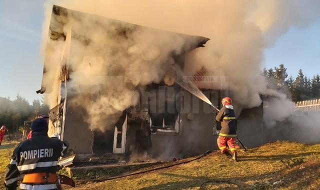 În urma incendiului, locuinţa a fost grav avariată