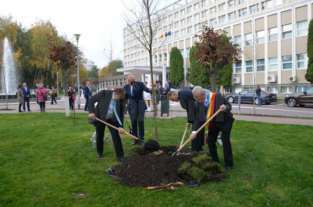Preşedintele României, managerul Spitalului de Urgență, preşedintele CJ și primarul municipiului reşedinţă de judeţ au plantat simbolic un platan în curtea spitalului