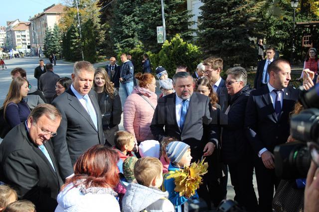 Klaus Iohannis s-a plimbat prin centrul Sucevei și s-a fotografiat alături de copii