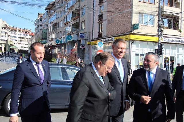 Klaus Iohannis s-a plimbat prin centrul Sucevei și s-a fotografiat alături de copii