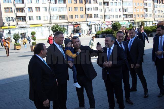 Klaus Iohannis s-a plimbat prin centrul Sucevei și s-a fotografiat alături de copii