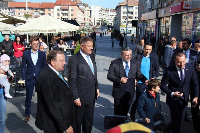 Klaus Iohannis s-a plimbat prin centrul Sucevei și s-a fotografiat alături de copii