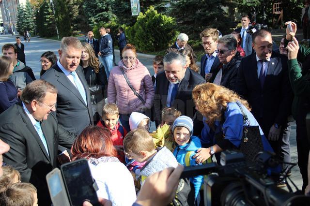 Klaus Iohannis s-a plimbat prin centrul Sucevei și s-a fotografiat alături de copii