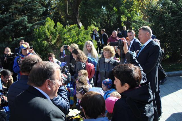 Klaus Iohannis s-a plimbat prin centrul Sucevei și s-a fotografiat alături de copii