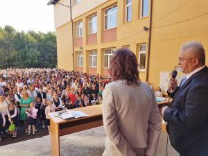 Primarul Ion Lungu a precizat că pentru acordarea burselelor elevilor a fost prevăzută suma de 570.000 de lei