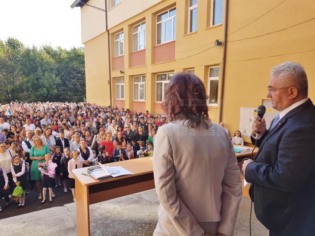 Primarul Ion Lungu a precizat că pentru acordarea burselelor elevilor a fost prevăzută suma de 570.000 de lei