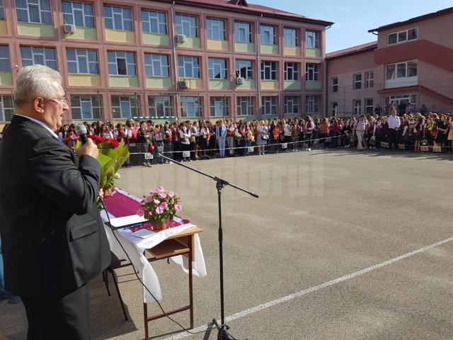 Primarul Ion Lungu a precizat că pentru acordarea burselor elevilor a fost prevăzută suma de 570.000 de lei