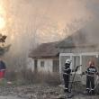 Incendiu de vegetaţie, extins la construcţii, în Dărmăneşti