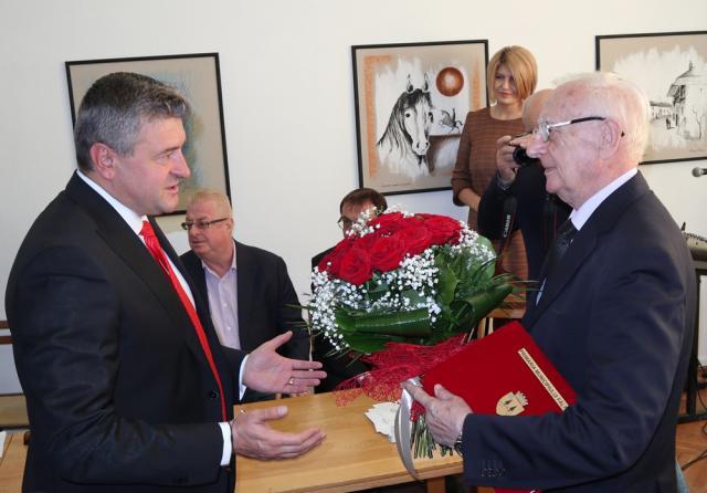 Maestrul Radu Bercea primind titlul de ”Cetăţean de Onoare” al municipiului Fălticeni