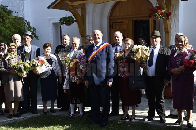 Primarul Vasile Andriciuc alături de cuplurile care au împlinit 50 de ani de căsătorie