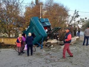 Accident violent, cu un tir răsturnat în curbă, la Milișăuți