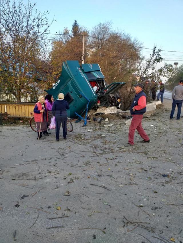 Accident violent, cu un tir răsturnat în curbă, la Milișăuți