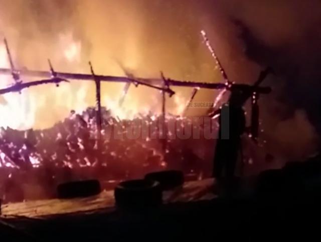 Un incendiu puternic a distrus o gospodărie la Botoşana. În aceeaşi noapte, flăcările au afectat grav şi o locuinţă din satul Gulia