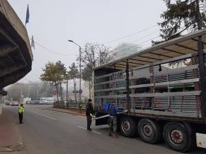 Nocturna mobilă a ajuns ieri la Suceava, încărcată în camioane