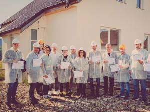 Marian Andronache și echipa PMP, voluntari la un proiect de renovare și construire a unor locuințe sociale