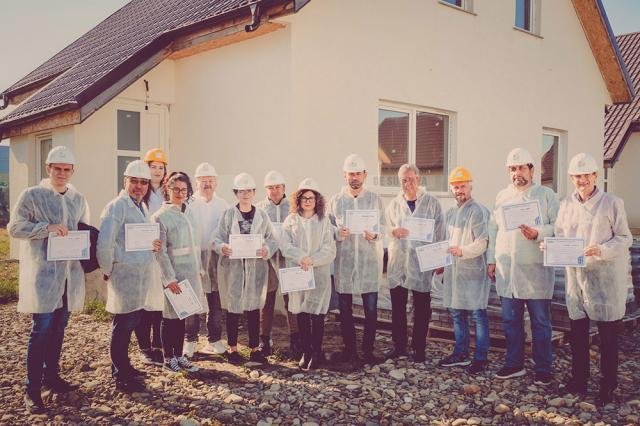 Marian Andronache și echipa PMP, voluntari la un proiect de renovare și construire a unor locuințe sociale