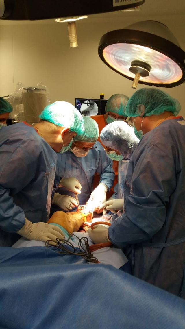 Echipa de ortopezi de la Spitalul de Urgenţă Suceava, în sala de operaţie cu dr. Ramadani