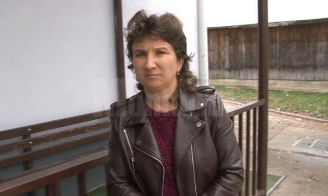 Directoarea şcolii, Mihaela Grijincu, spune că nu a sunat la 112 pentru că fetiţa trebuia să fie însoţită la spital de unul dintre părinţi