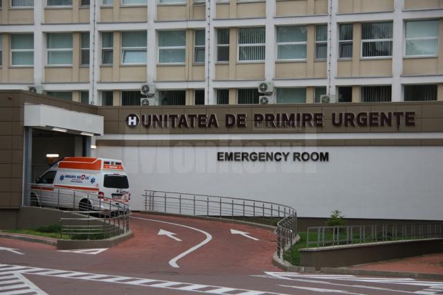 Tânărul a fost preluat în stare gravă de o ambulanţă, ajungând la Spitalul Judeţean Suceava