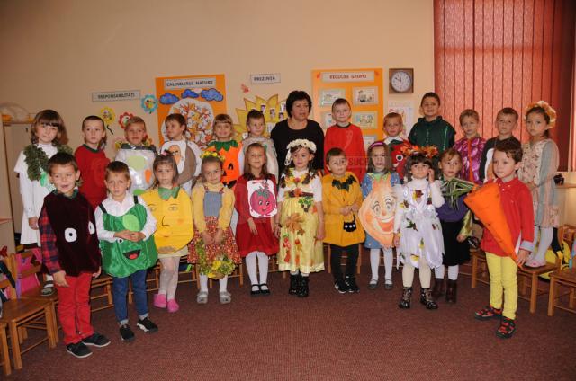 Grupa educatoarei Elena Galan, în care copiii sunt costumaţi în roadele toamnei