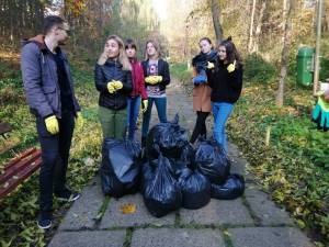 Studenți ai Universității, la curățenie în Parcul Șipote
