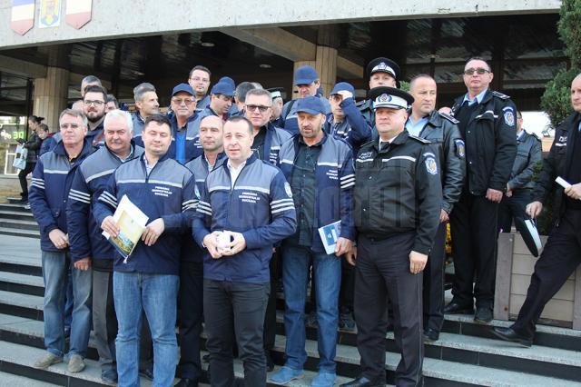 Zeci de inspectori ai Primăriei Suceava, mobilizați în teren de luni dimineața, la punctele de colectare a deșeurilor