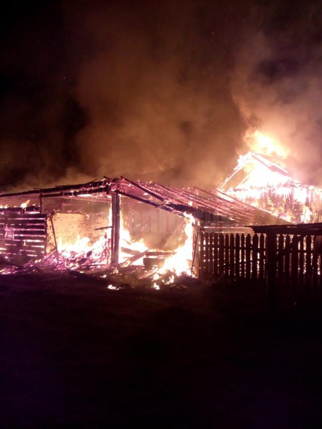 Un puternic incendiu a distrus mare parte dintr-o gospodărie din Vatra Moldoviței