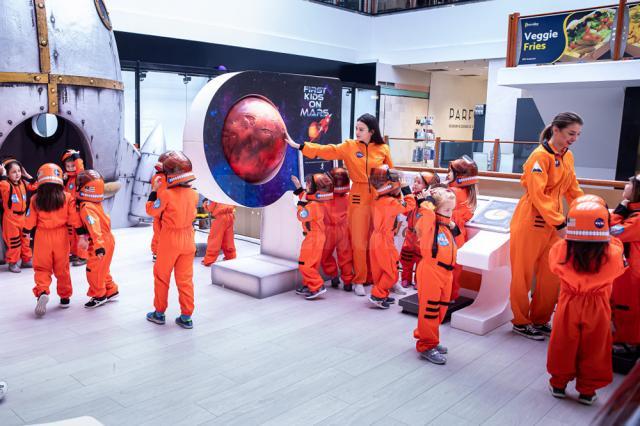 Expoziţia "First Kids on Mars", la Iulius Mall Suceava