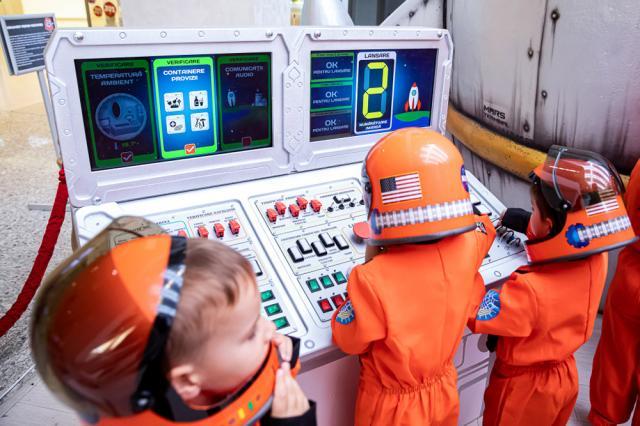 Expoziţia "First Kids on Mars", la Iulius Mall Suceava