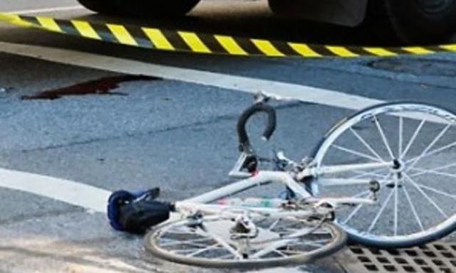 Un biciclist a ajuns în comă la spital, după ce a fost acroşat de o semiremorcă. Foto: puterea.ro