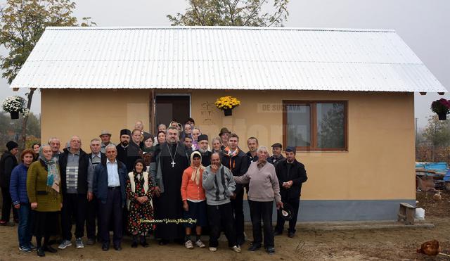 Preotul Vasile Florin Reuț, născut în satul Sf. Ilie, comuna Șcheia, a sprijinit construirea unei case pentru doi bătrâni necăjiți