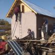 Un preot din Germania, născut în comuna Șcheia, a sprijinit construirea unei case pentru doi bătrâni necăjiți din județul Iași