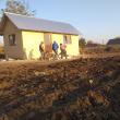Un preot din Germania, născut în comuna Șcheia, a sprijinit construirea unei case pentru doi bătrâni necăjiți din județul Iași