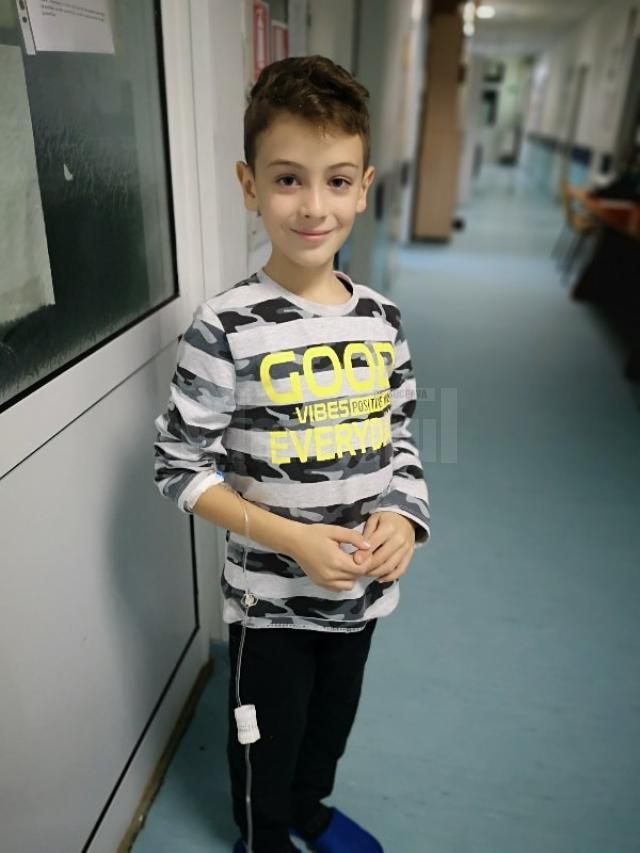 Un copil în vârstă de 8 ani a fost diagnosticat recent cu leucemie