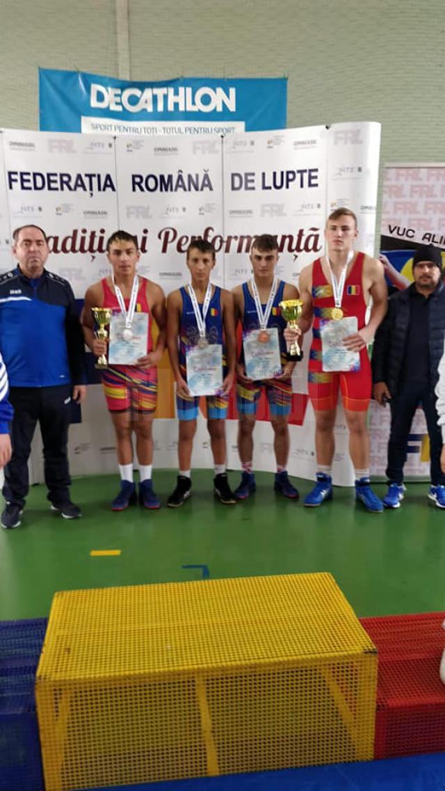 Antrenorii Valerică Gherasim şi Andrei Bolohan, alături de elevii lor, medaliaţi la Cupa României
