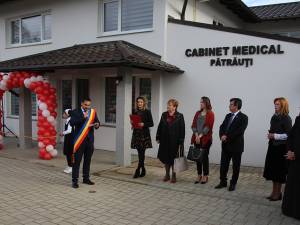 Primarul din Pătrăuţi, Adrian Isepciuc, și autorităţile judeţene au inaugurat dispensarul modernizat din această comună