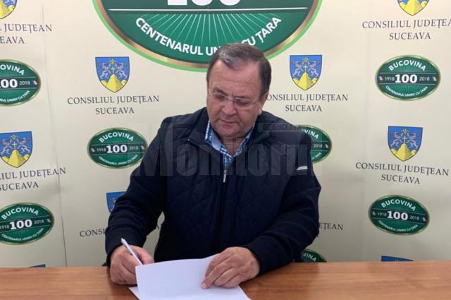 Preşedintele CJ Suceava a semnat contractul pentru lucrările de asfaltare a drumului Rădăuți - Vicovu de Sus