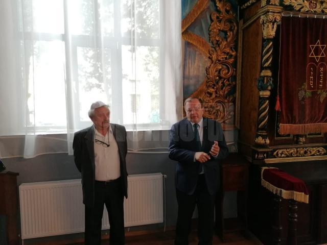 Preşedintele CJ, Gheorghe Flutur, și preşedintele Comunitarii evreieşti Suceava, Sorin Golda, în Sinagoga Gah